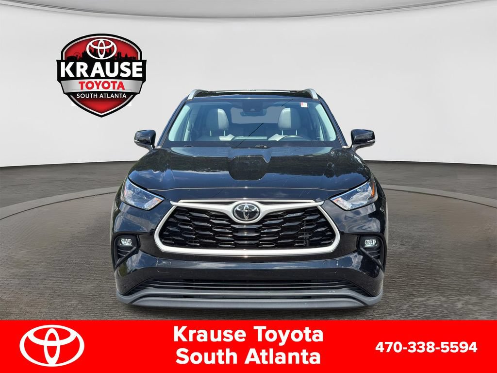 Used 2023 Toyota Highlander XLE FWD image 2