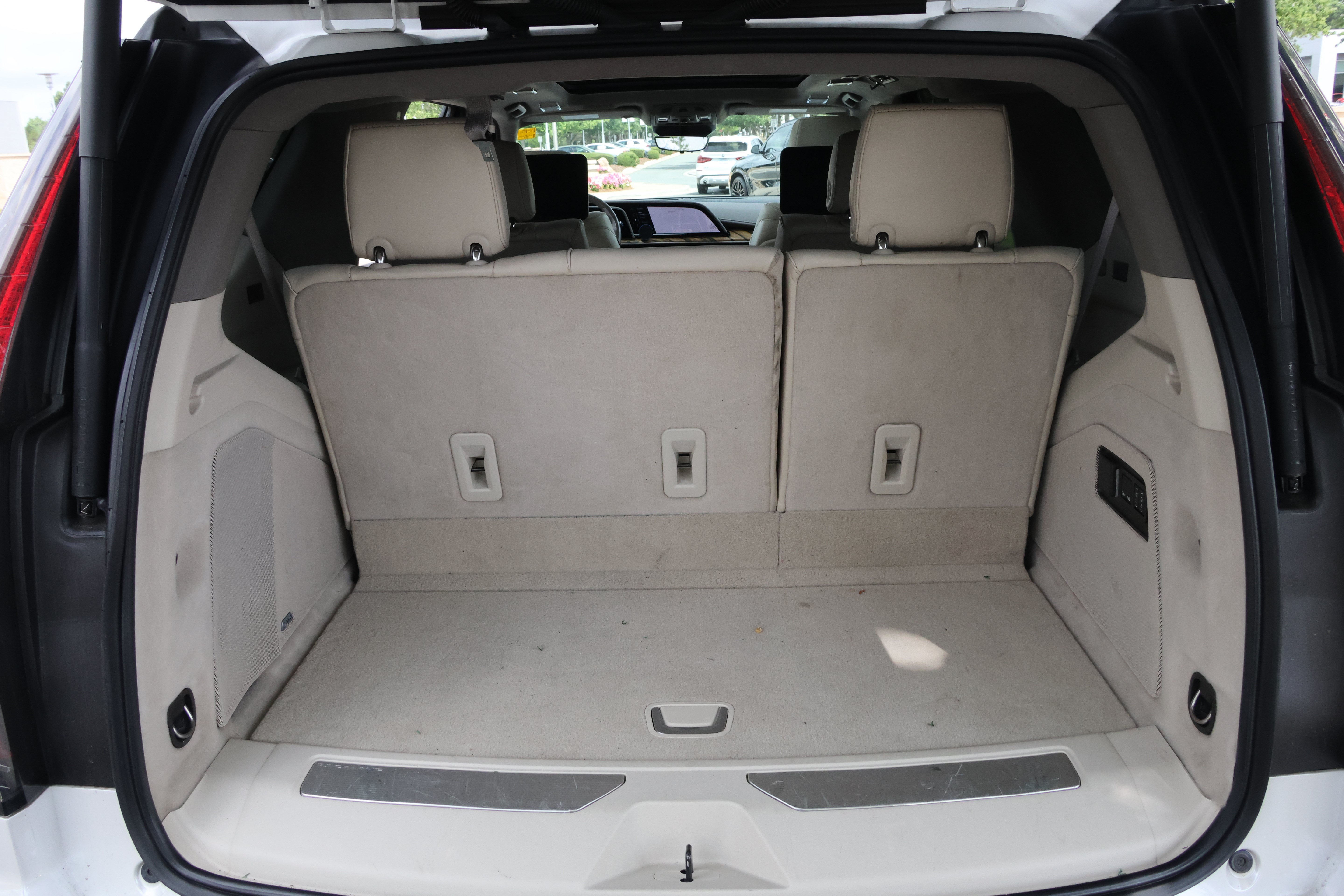 Used 2021 Cadillac Escalade Premium Luxury Platinum w/ Heavy-Duty Trailer Package AWD/4WD image 38