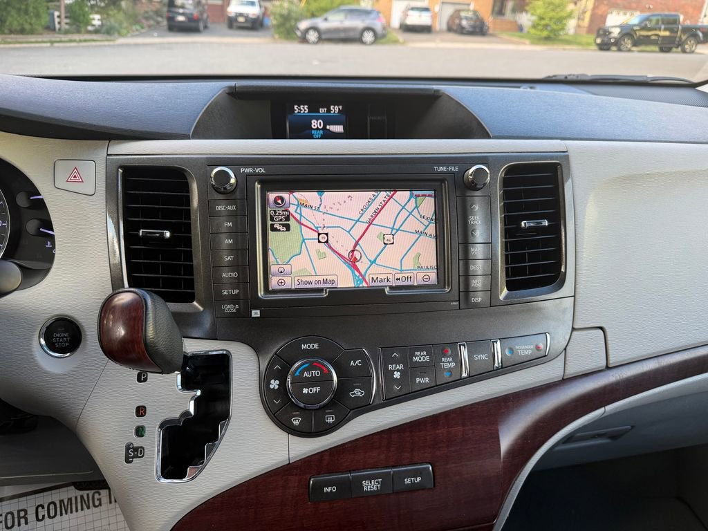 Used 2011 Toyota Sienna XLE w/ Premium Pkg AWD/4WD image 17