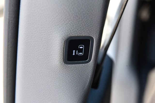 Used 2024 Chrysler Pacifica Select image 25