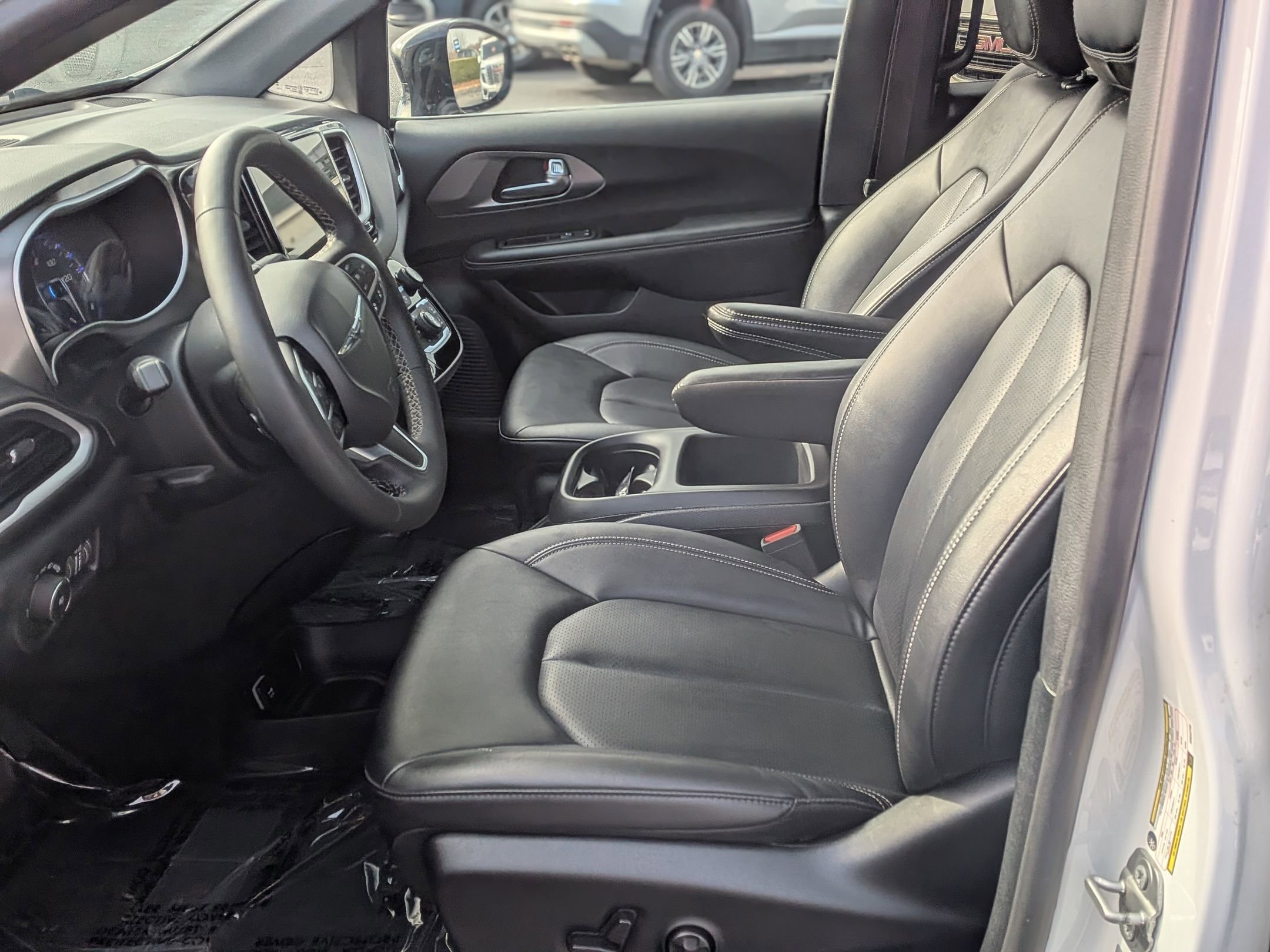 Used 2025 Chrysler Pacifica Select image 16