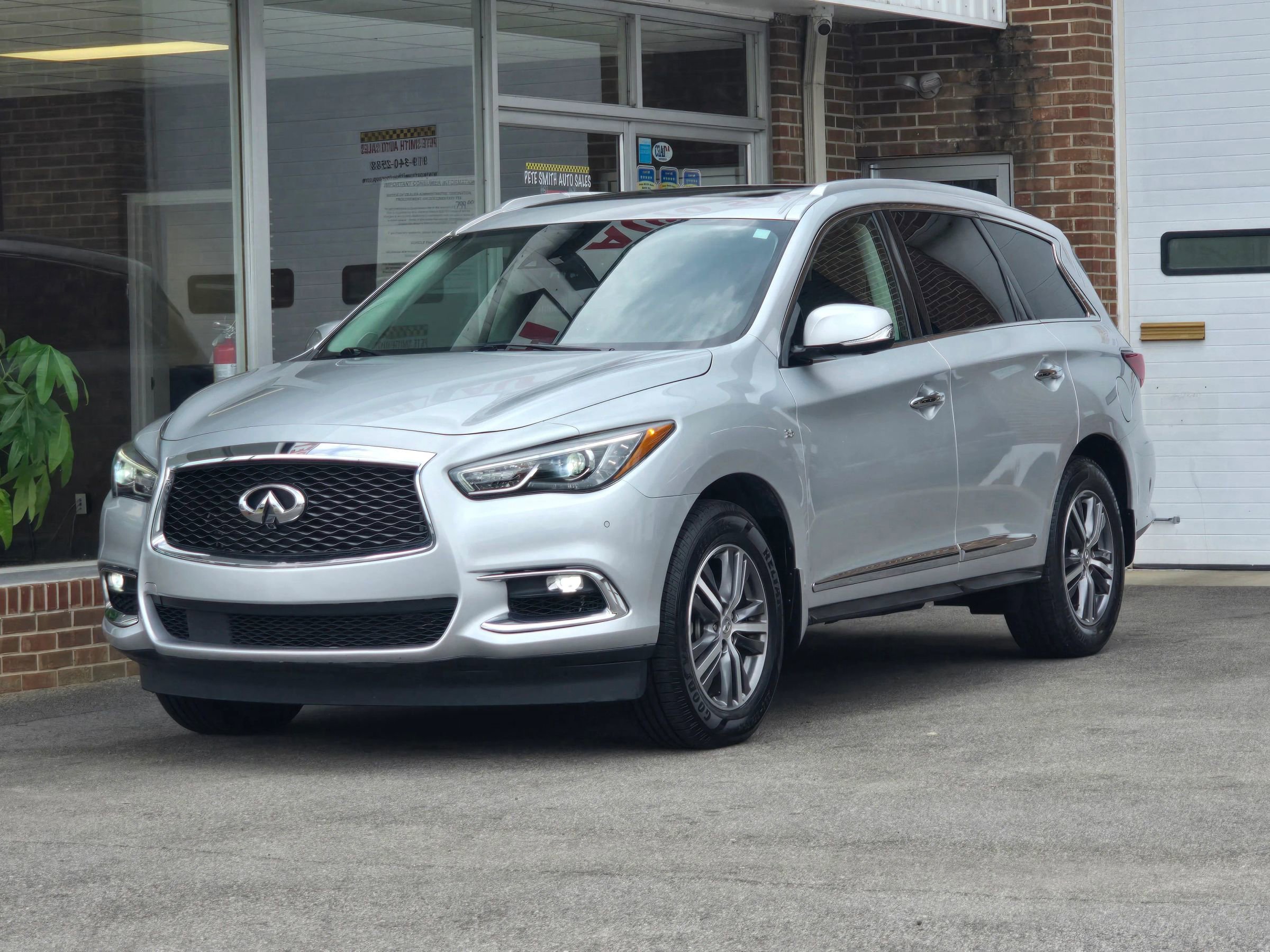 Used 2020 INFINITI QX60 Luxe w/ Essential Package image 3
