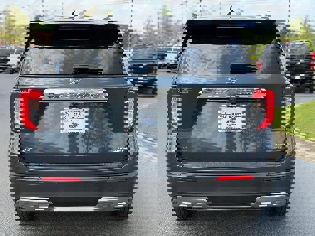 Certified 2022 Ford Explorer XLT w/ Equipment Group 202A image 6