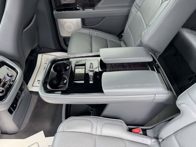 Used 2018 Lincoln Navigator Reserve w/ Technology Package AWD/4WD image 17