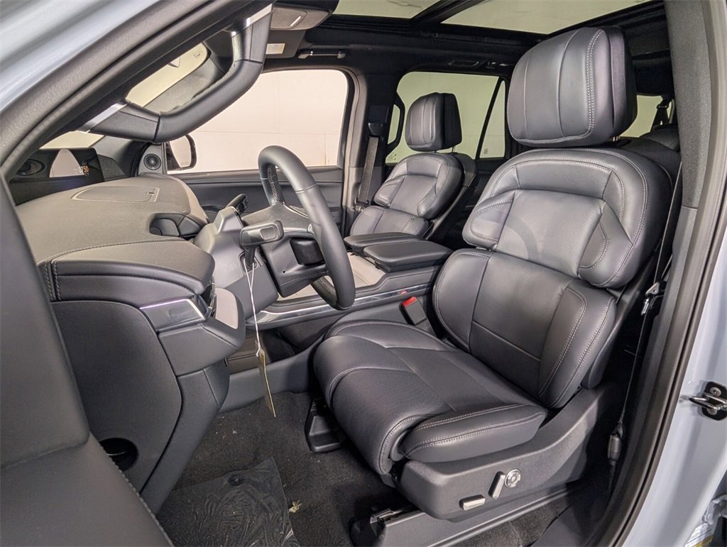 New 2025 Lincoln Navigator L Reserve w/ Jet Appearance Package image 5