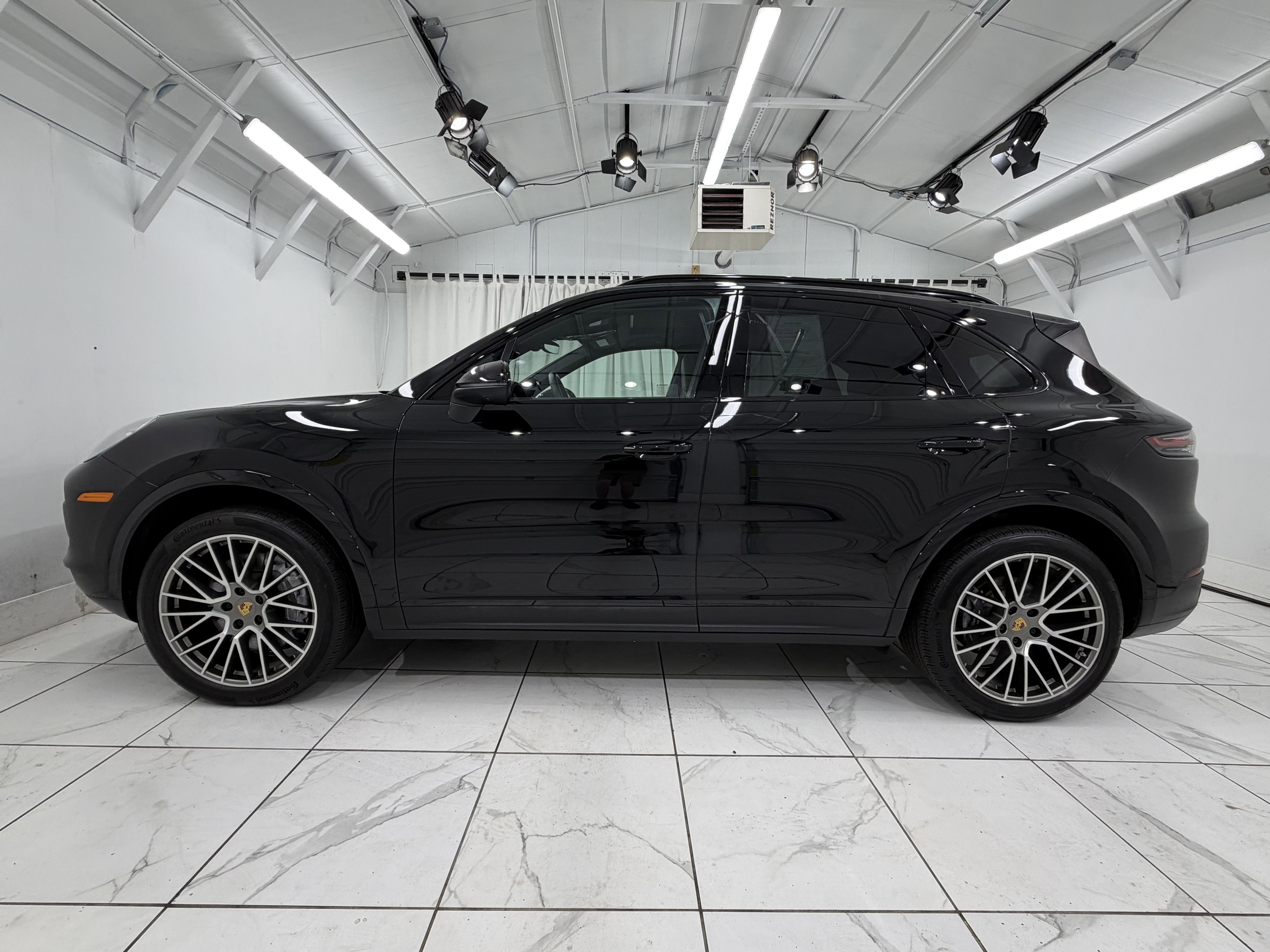 Certified 2023 Porsche Cayenne Platinum Edition image 16