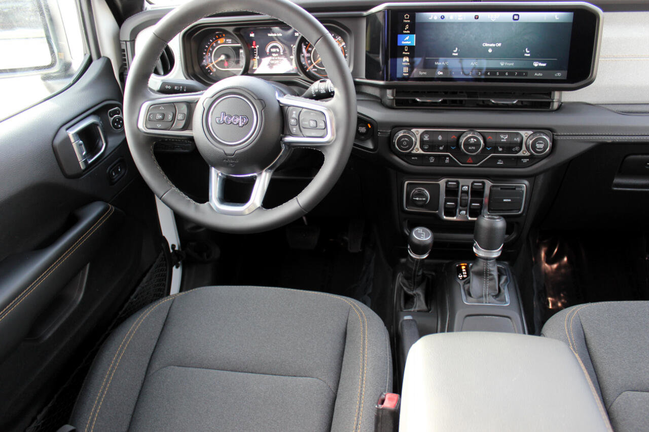 Used 2025 Jeep Wrangler Sahara image 3