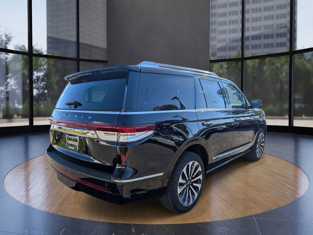 Used 2024 Lincoln Navigator Reserve image 3