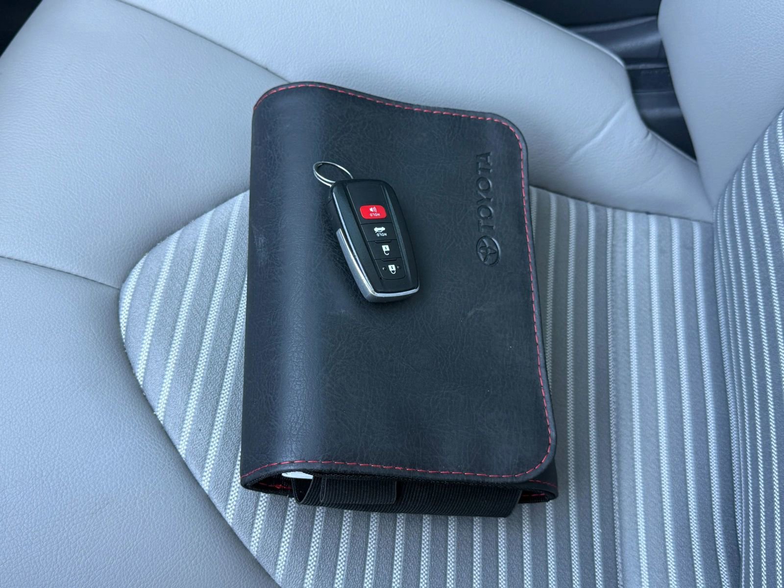 Used 2024 Toyota Camry SE w/ Convenience Package image 16