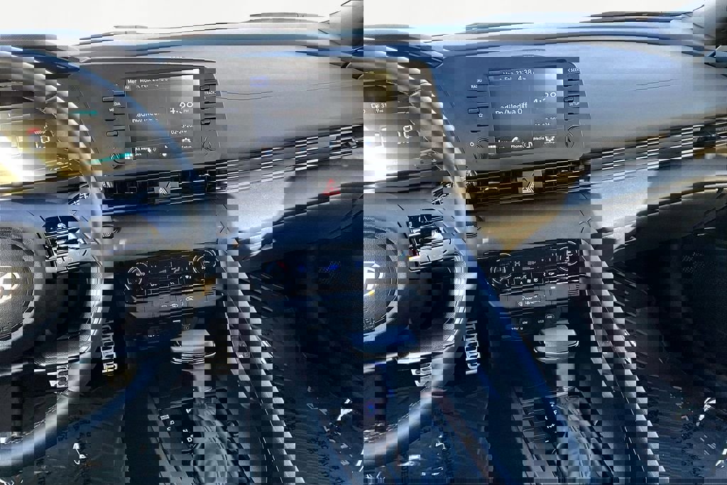 Used 2025 Hyundai Elantra Sport image 6