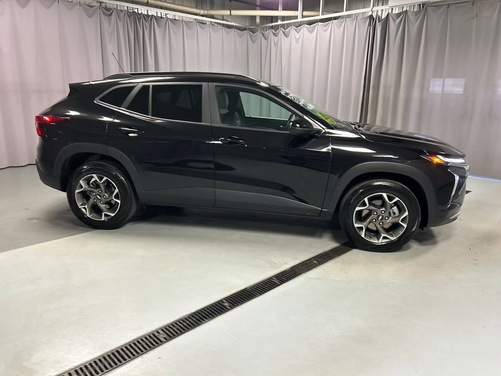 Used 2025 Chevrolet Trax LT w/ LT Convenience Package FWD image 8