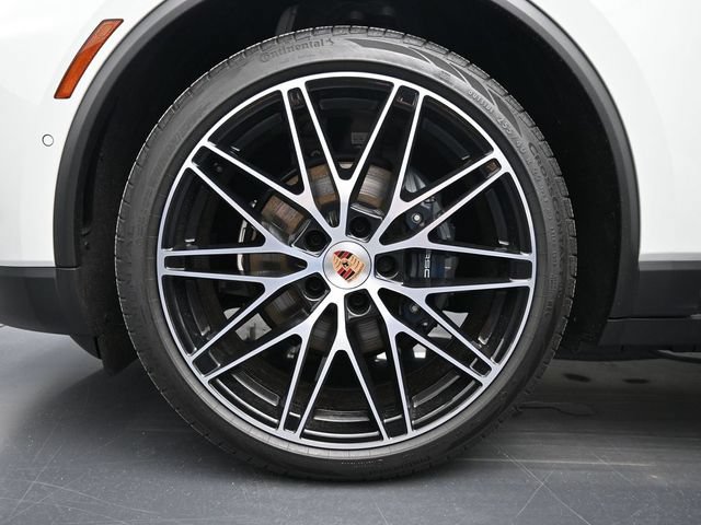 Certified 2025 Porsche Macan Electric RWD image 6