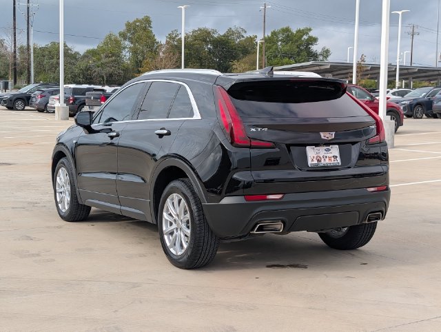 Used 2022 Cadillac XT4 Luxury w/ Cold Weather Package FWD image 4