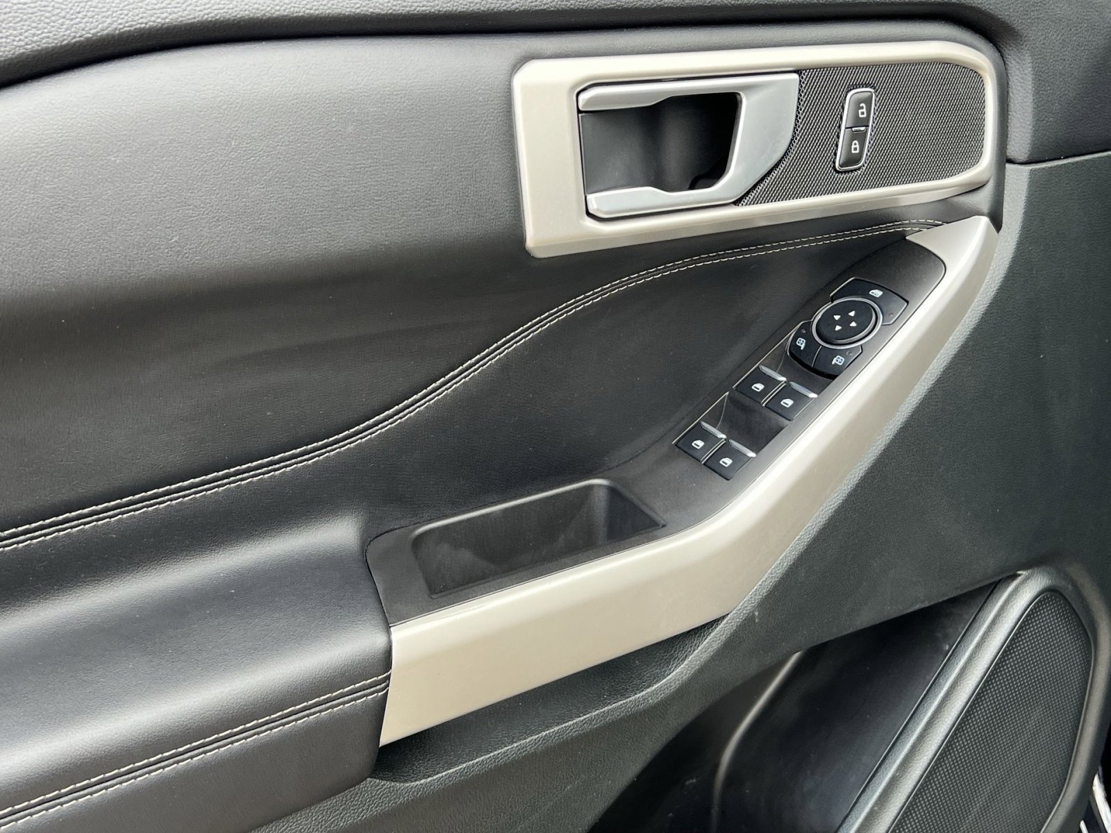 Used 2023 Ford Explorer XLT AWD/4WD image 23