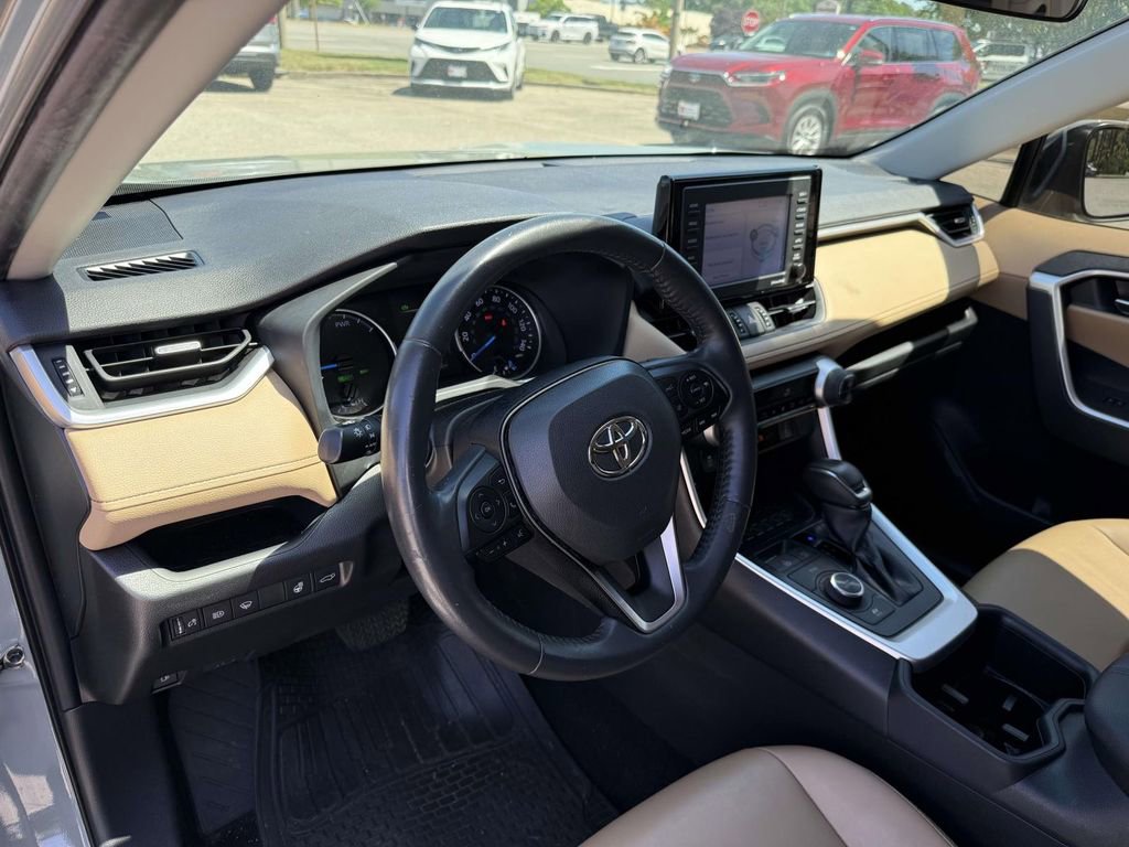 Used 2022 Toyota RAV4 XLE Premium AWD/4WD image 30