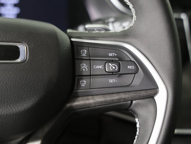 Used 2025 Jeep Grand Cherokee L Limited w/ Black Appearance Package image 18