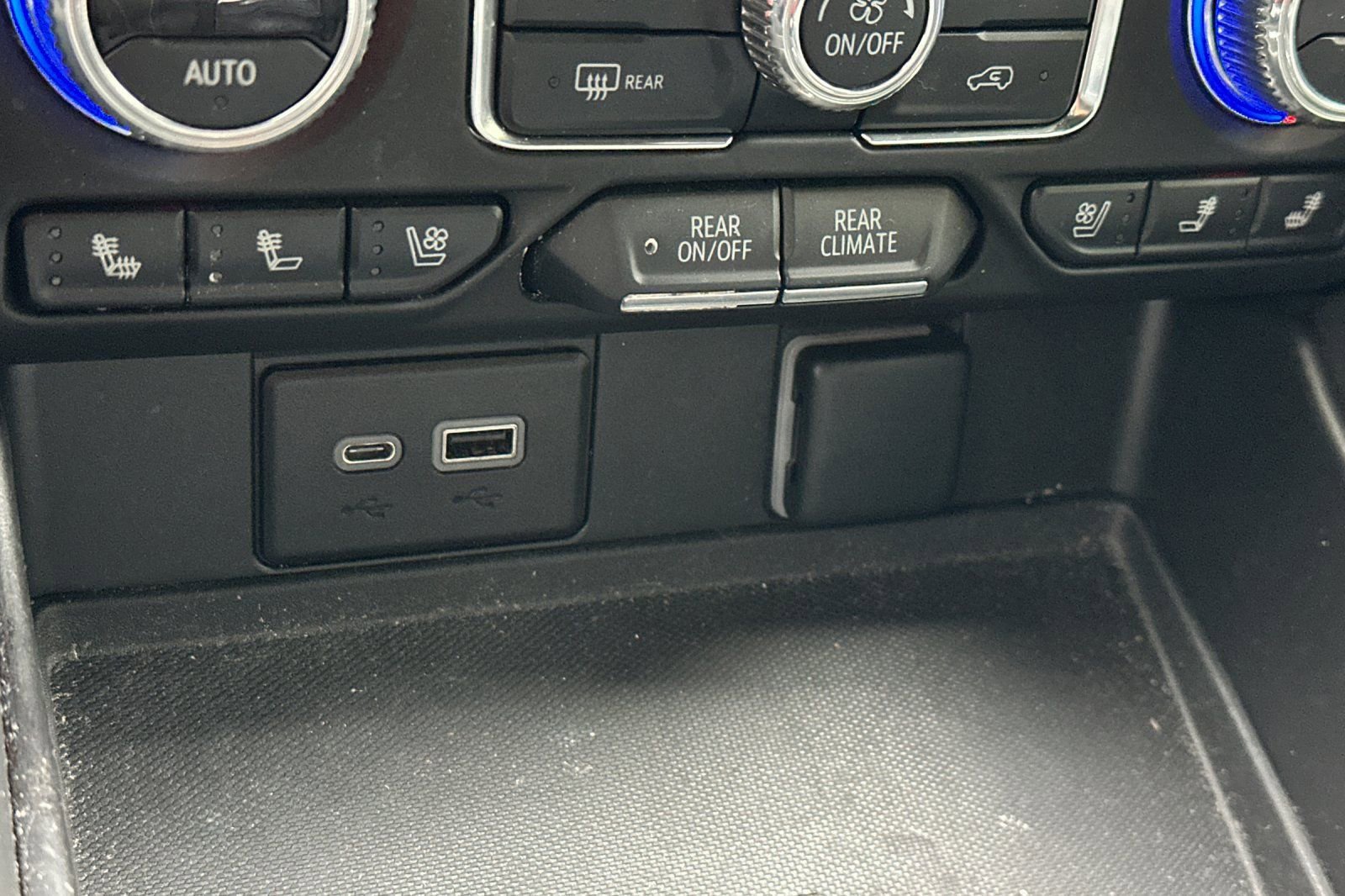 Used 2023 GMC Yukon SLT image 32