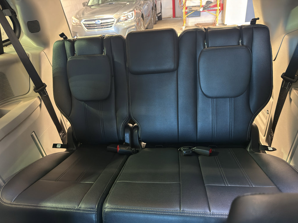 Used 2016 Chrysler Town & Country Touring FWD image 27