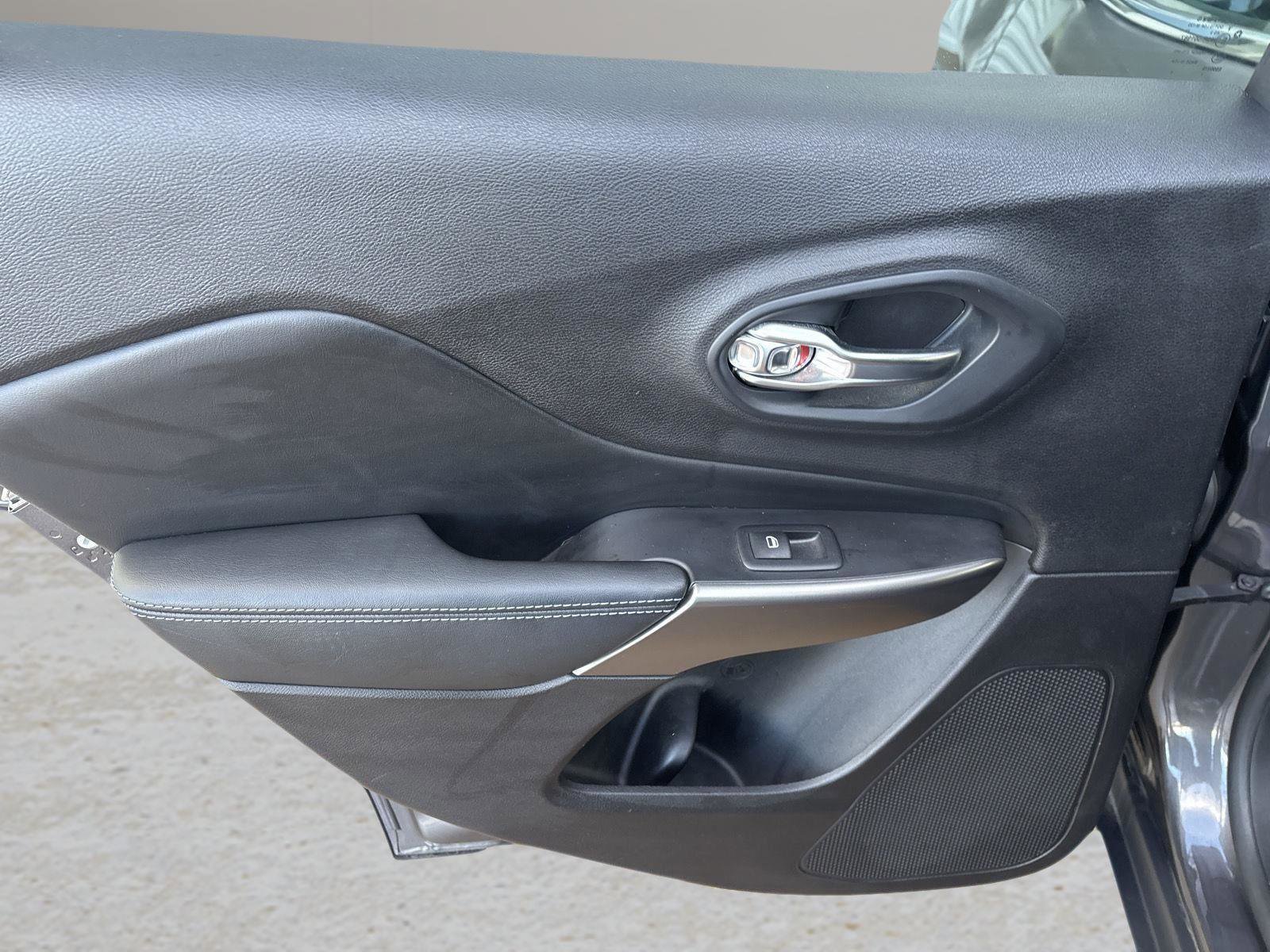 Used 2020 Jeep Cherokee Latitude Plus image 35