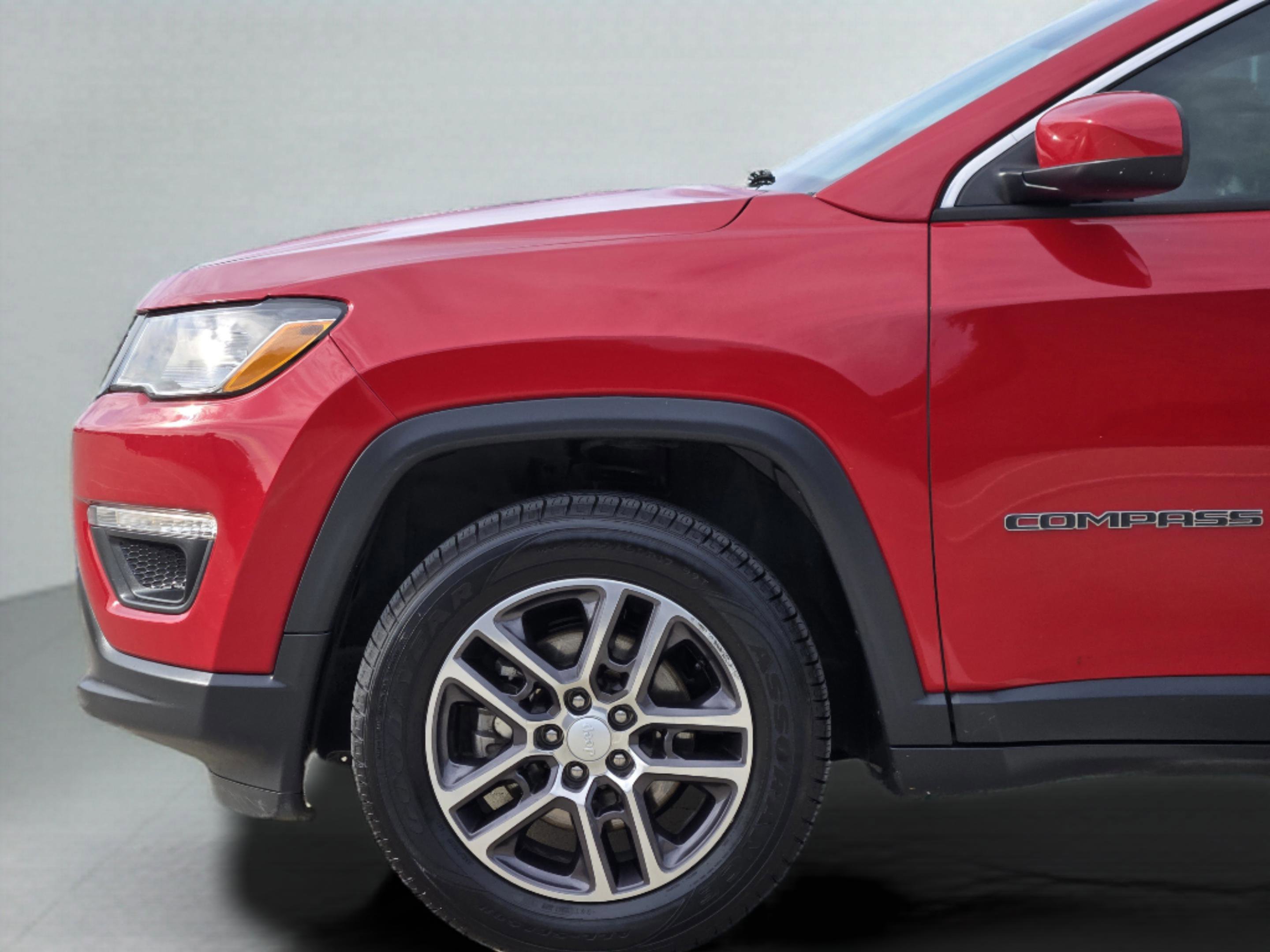 Used 2017 Jeep Compass Latitude w/ Popular Equipment Group FWD image 29