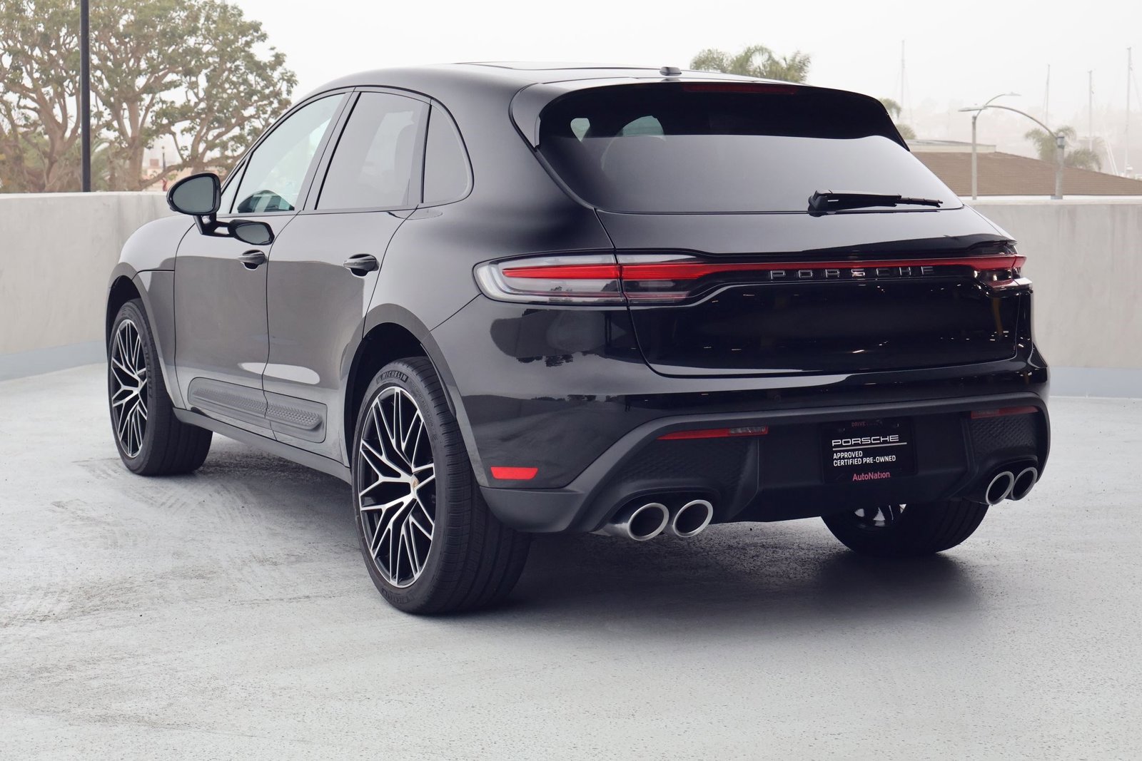 Certified 2025 Porsche Macan image 3