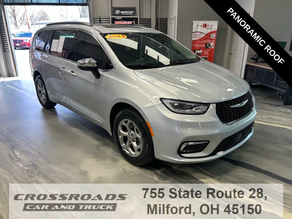 Used 2023 Chrysler Pacifica Limited AWD/4WD image 1
