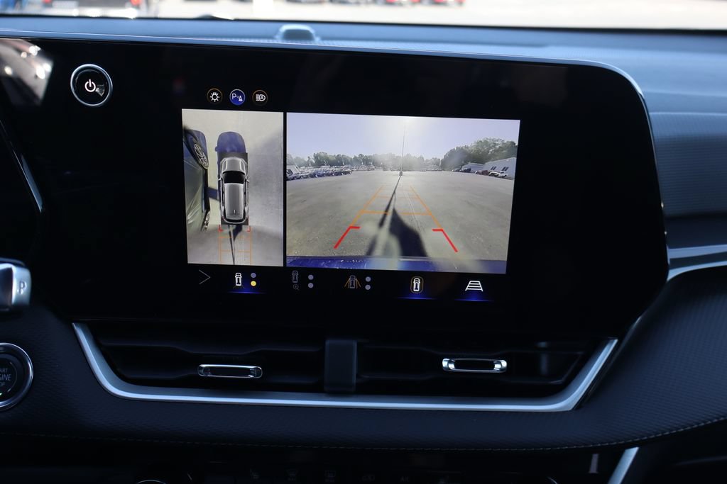 Used 2026 Chevrolet Equinox LT w/ Safety and Technology Package FWD image 12