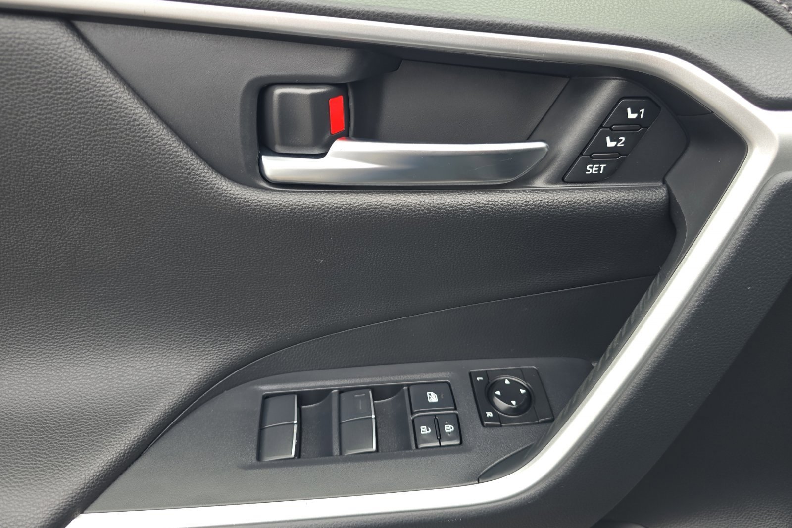 Used 2019 Toyota RAV4 Limited image 10