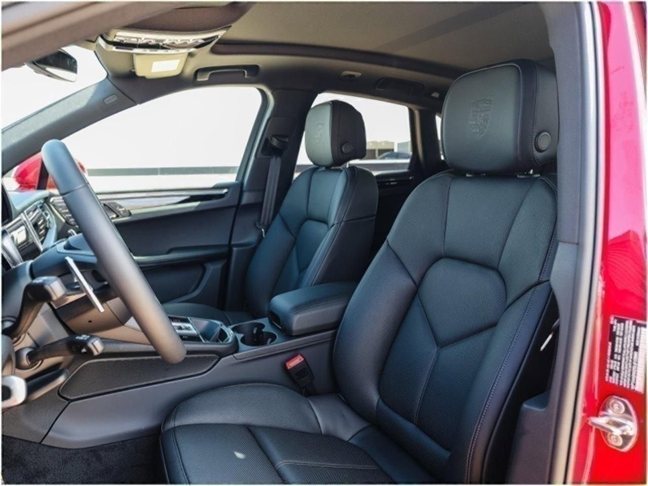 Certified 2025 Porsche Macan AWD/4WD image 5