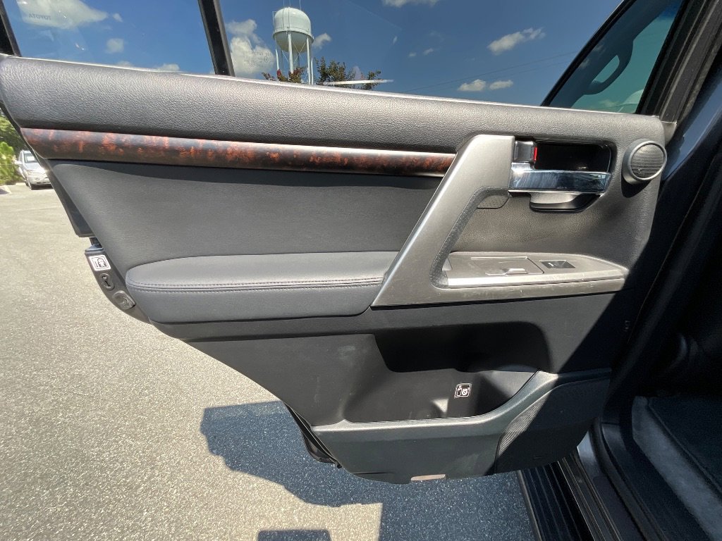 Used 2013 Toyota Land Cruiser image 21