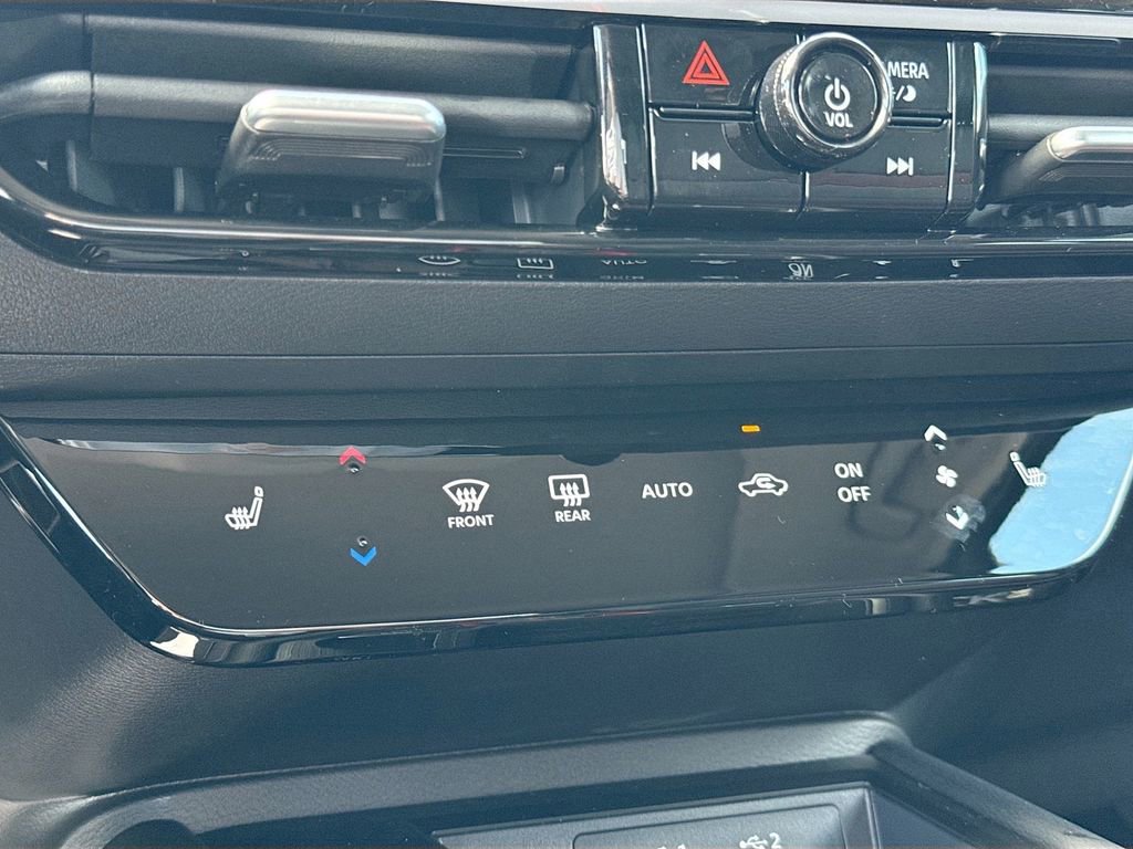 Used 2025 Nissan Kicks SR w/ SR Premium Package image 13