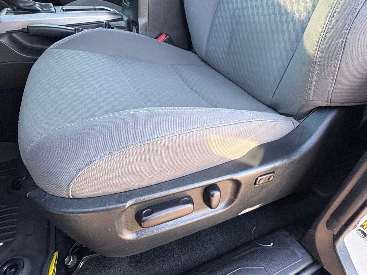 Used 2022 Toyota Tacoma SR5 AWD/4WD image 26