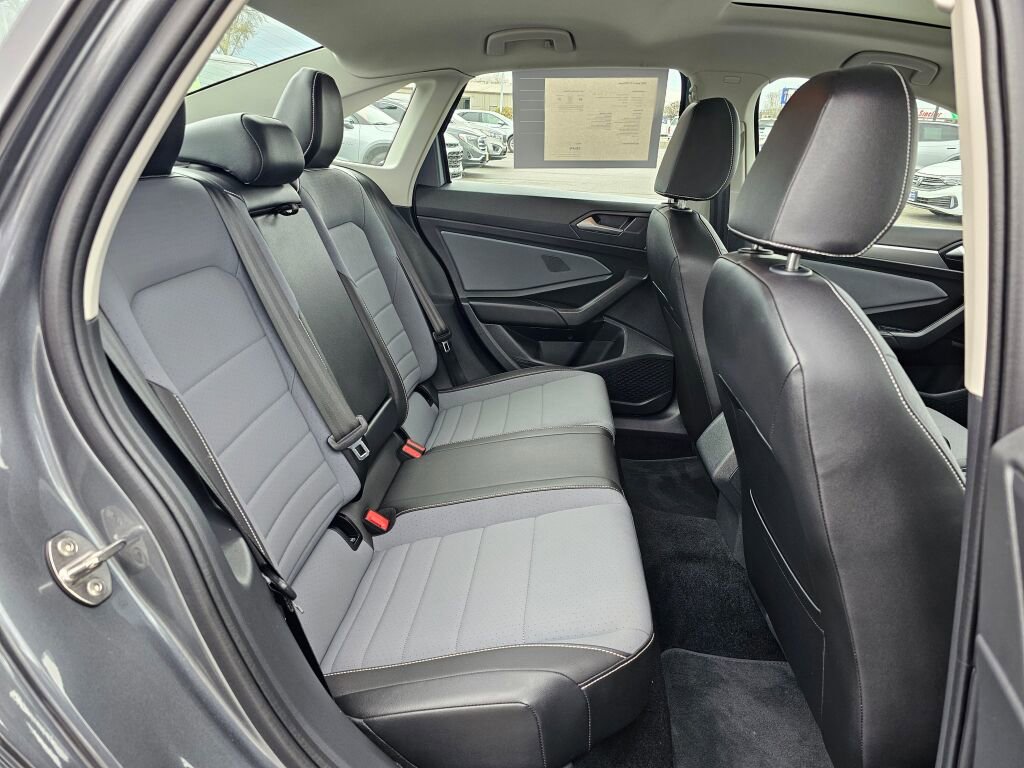 Certified 2025 Volkswagen Jetta SE w/ Sunroof Package image 14