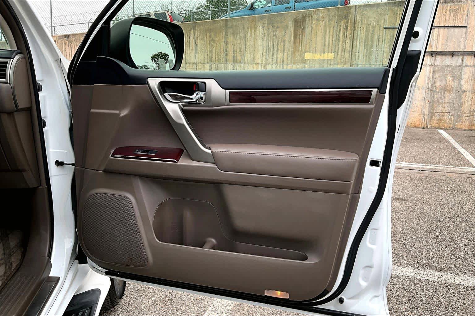 Used 2015 Lexus GX 460 w/ Premium Package AWD/4WD image 21
