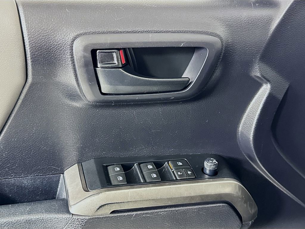 Used 2020 Toyota Tacoma SR5 AWD/4WD image 17
