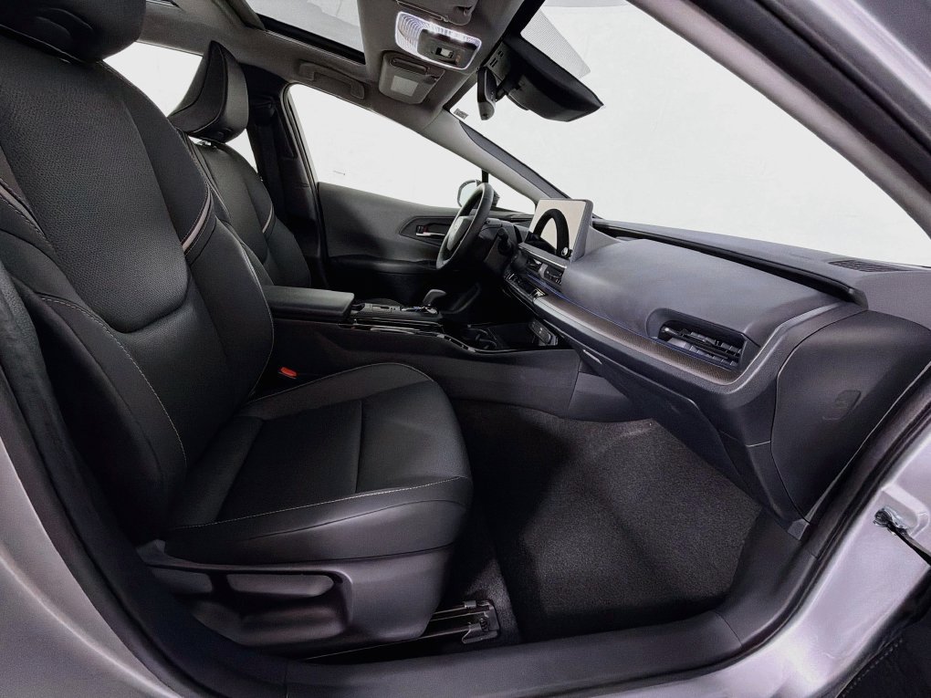 Used 2024 Toyota Prius XLE FWD image 30