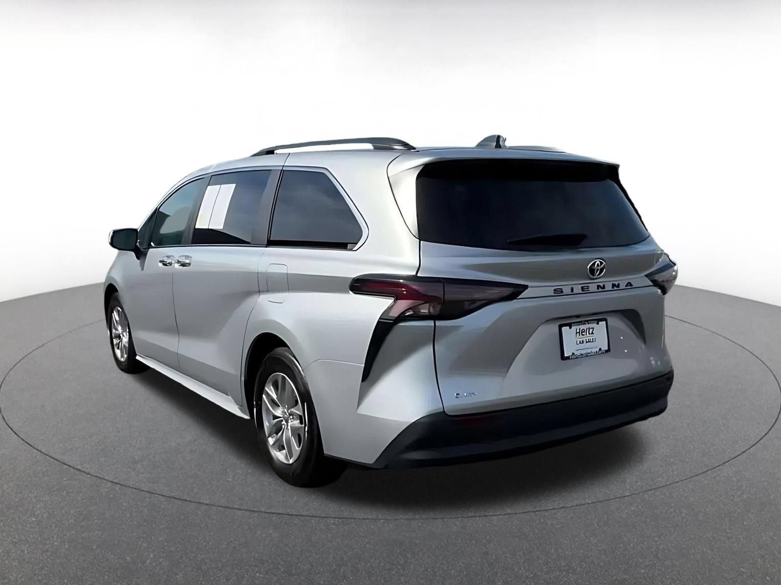 Used 2025 Toyota Sienna XLE FWD image 9
