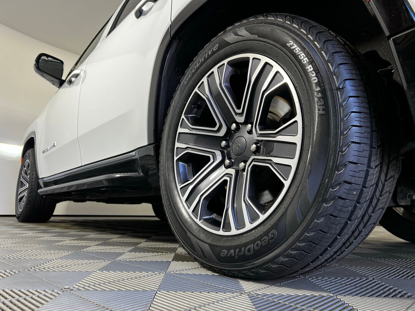 Used 2024 Jeep Wagoneer Series II w/ Flexible Seating Group image 32