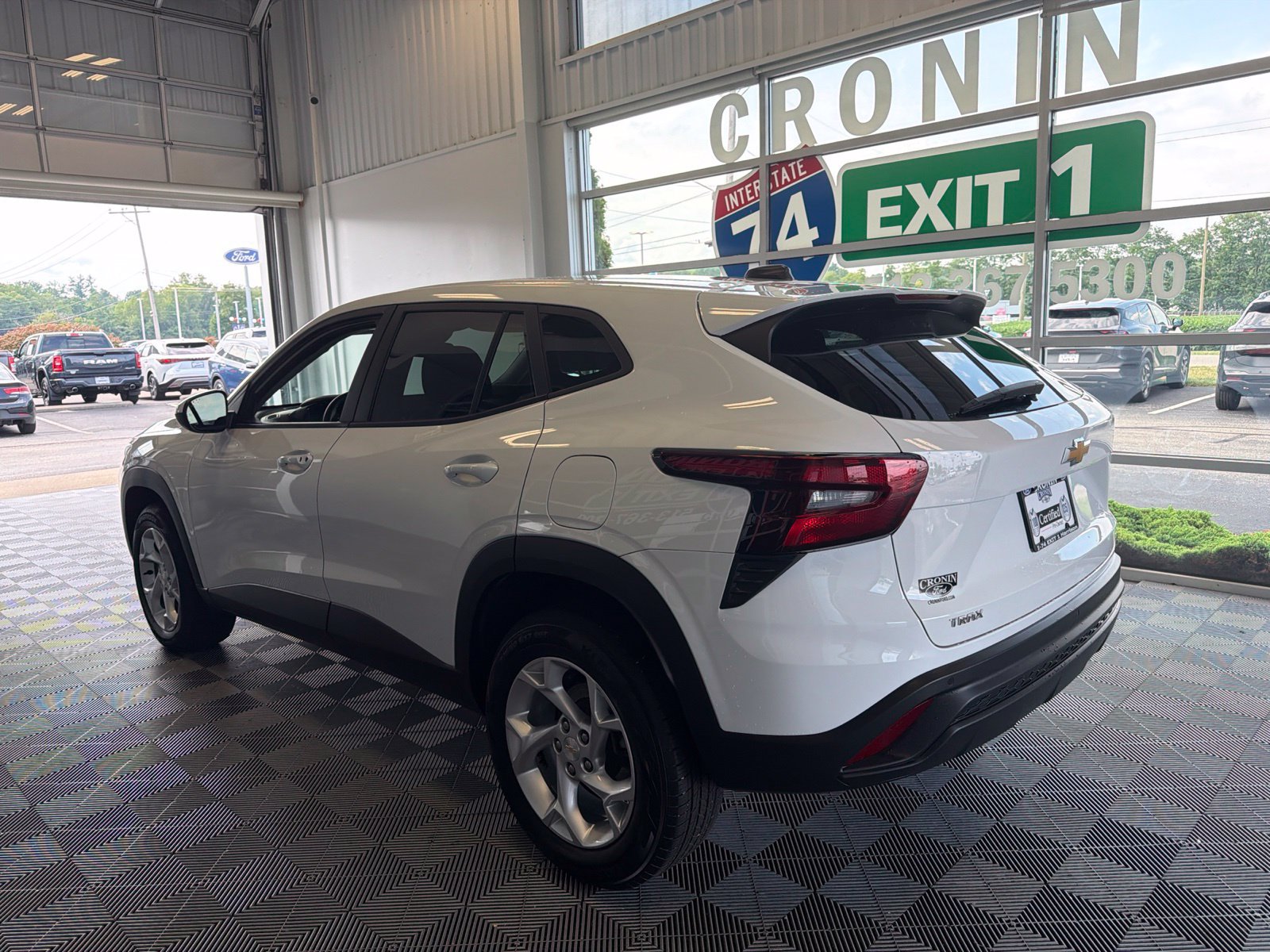 Used 2024 Chevrolet Trax LS w/ LS Convenience Package FWD image 4