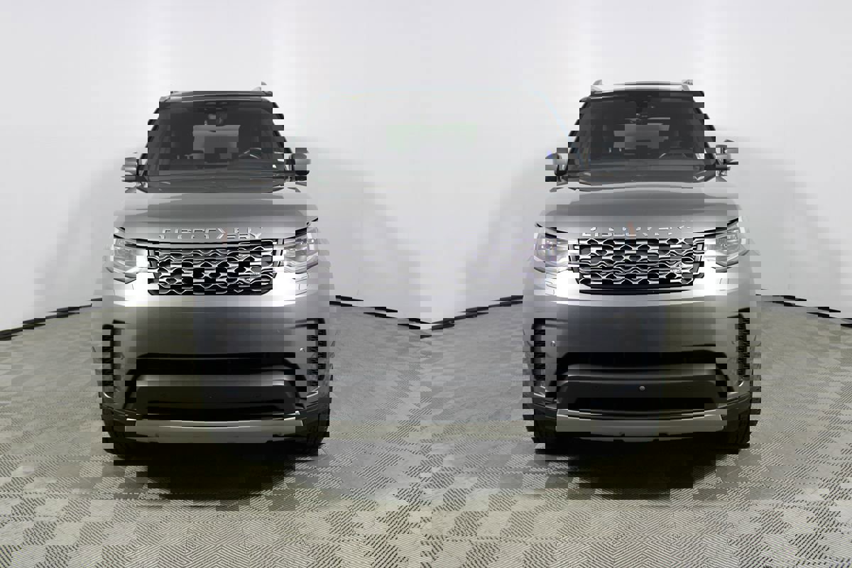 Used 2022 Land Rover Discovery S image 2
