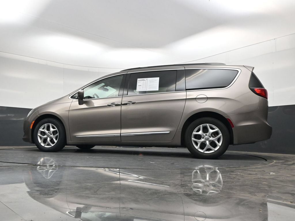 Used 2017 Chrysler Pacifica Touring-L w/ Tire & Wheel Group FWD image 39