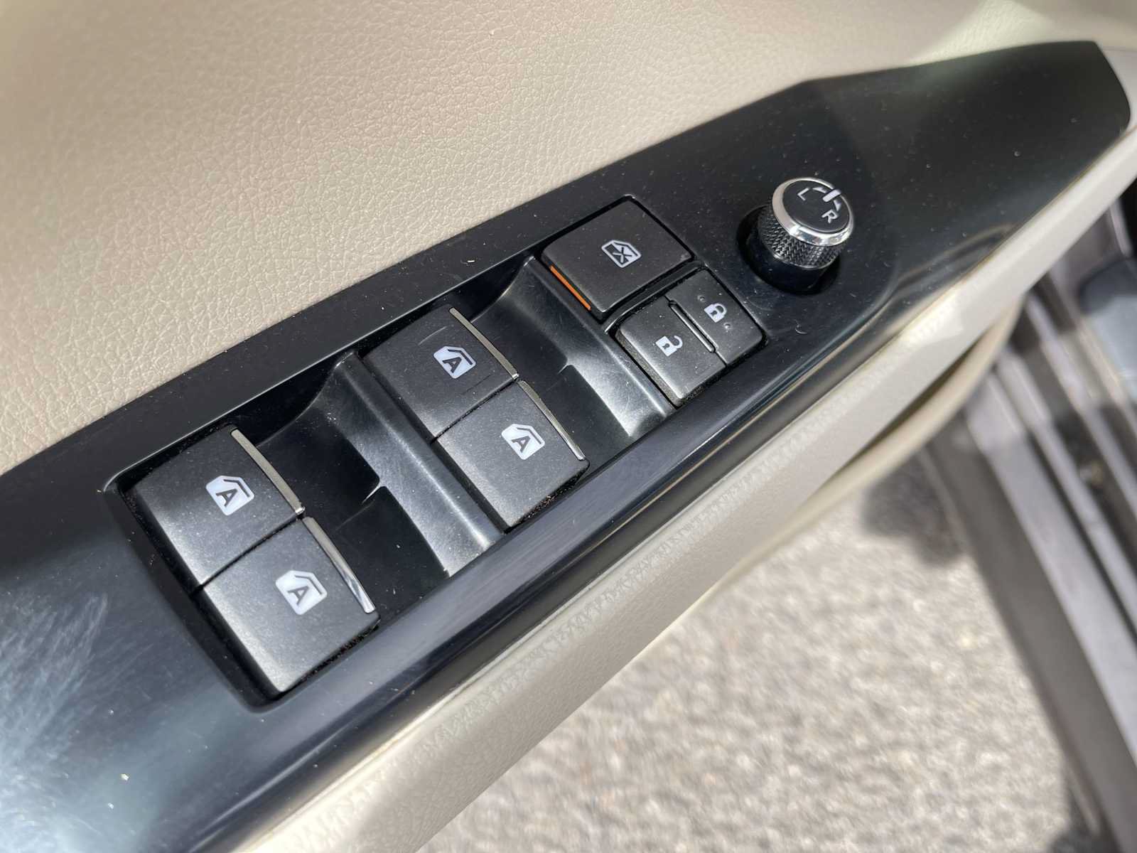 Used 2018 Toyota Camry XLE FWD image 15