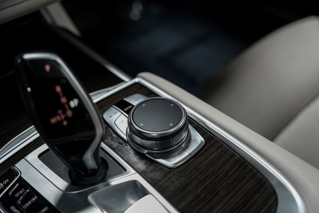 Used 2020 BMW 740i w/ Premium Package image 51