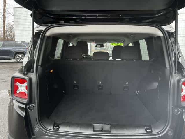 Used 2023 Jeep Renegade Latitude AWD/4WD image 7
