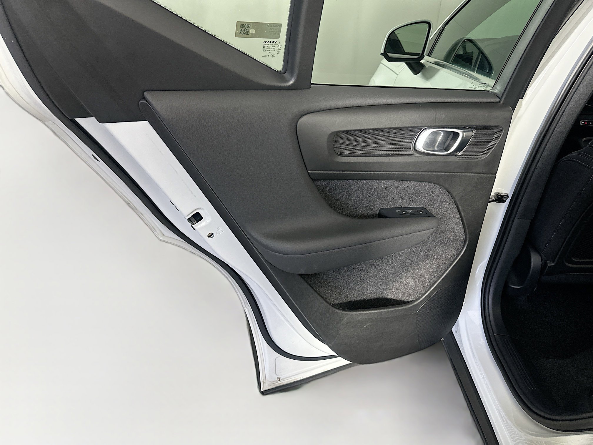 Used 2025 Volvo XC40 B5 Core image 26