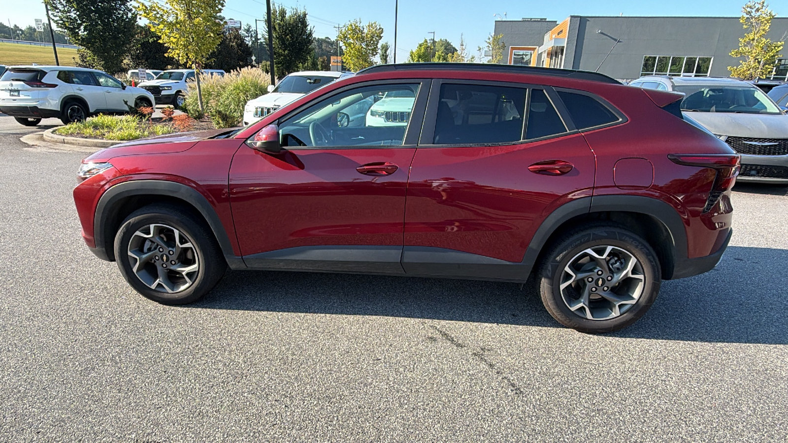 Used 2025 Chevrolet Trax LT FWD image 11