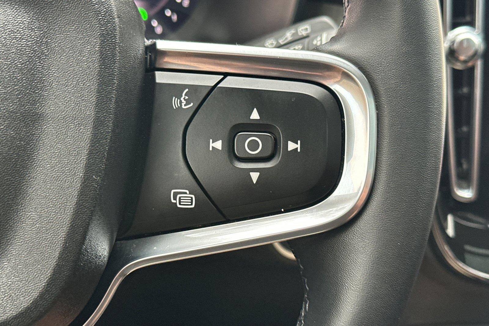 Certified 2024 Volvo XC40 B5 Plus w/ Climate Package AWD/4WD image 30