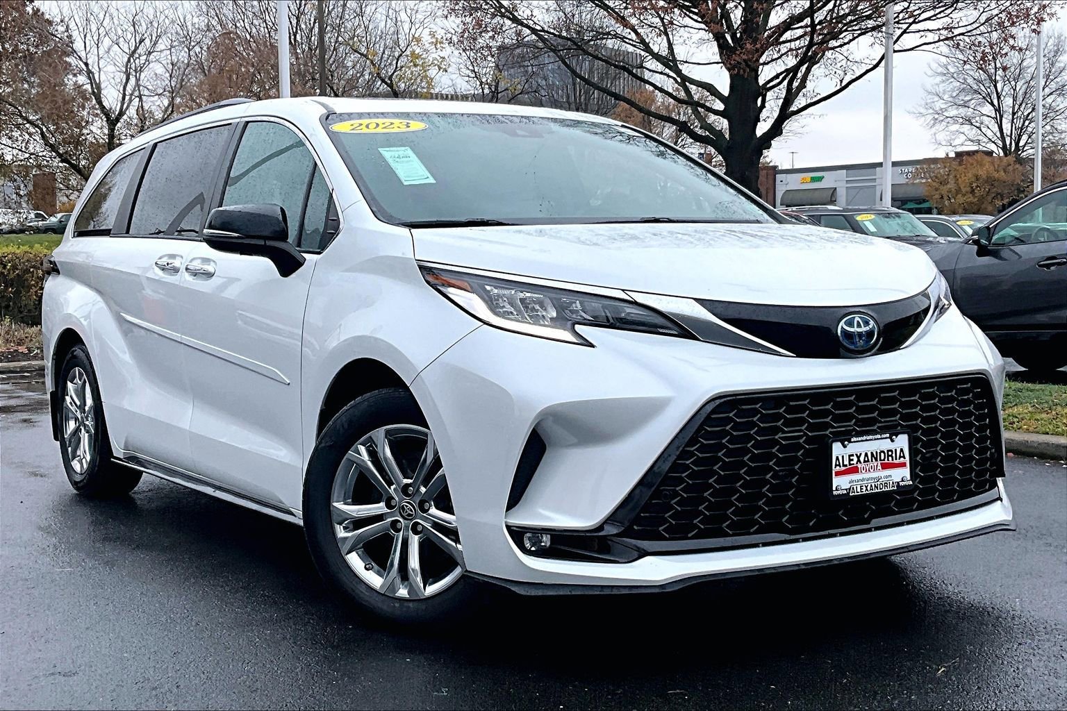 Used 2023 Toyota Sienna XSE image 2