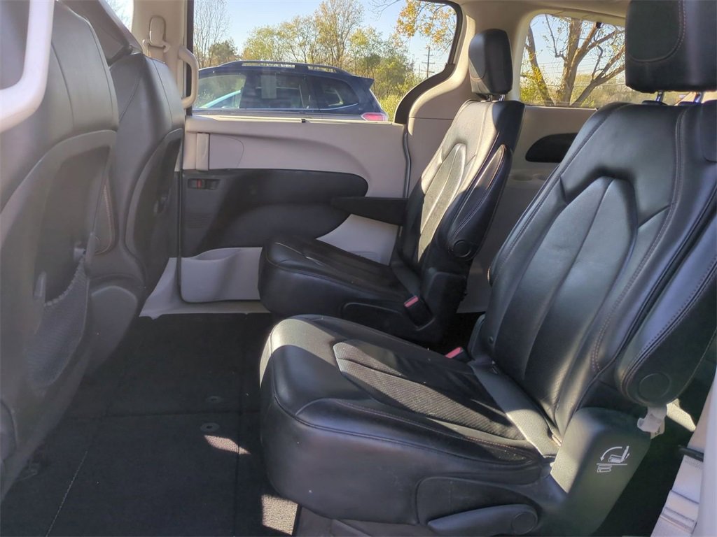 Used 2020 Chrysler Pacifica Touring-L image 16