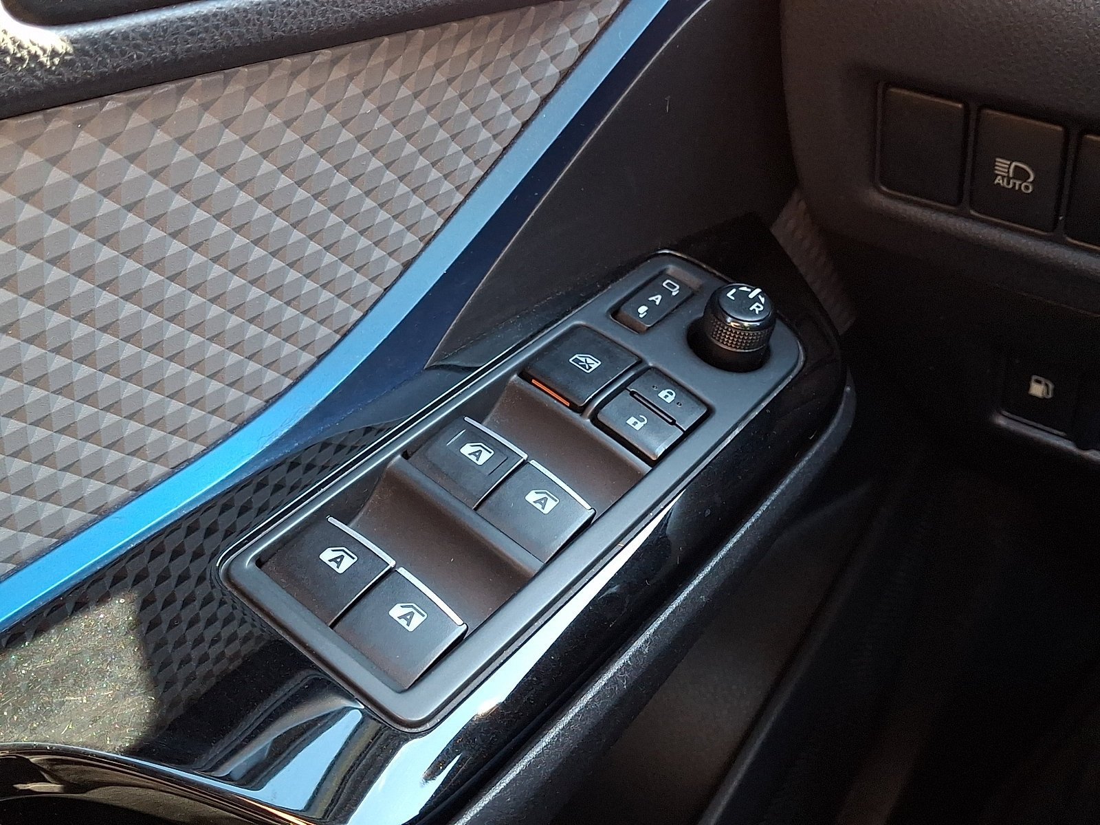 Used 2019 Toyota C-HR XLE FWD image 25